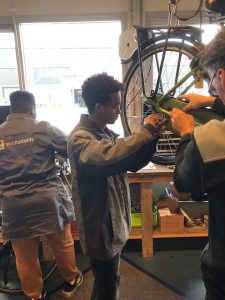 Praktijkleren bij Vakmensen voor statushouders zoals Samson en Aman